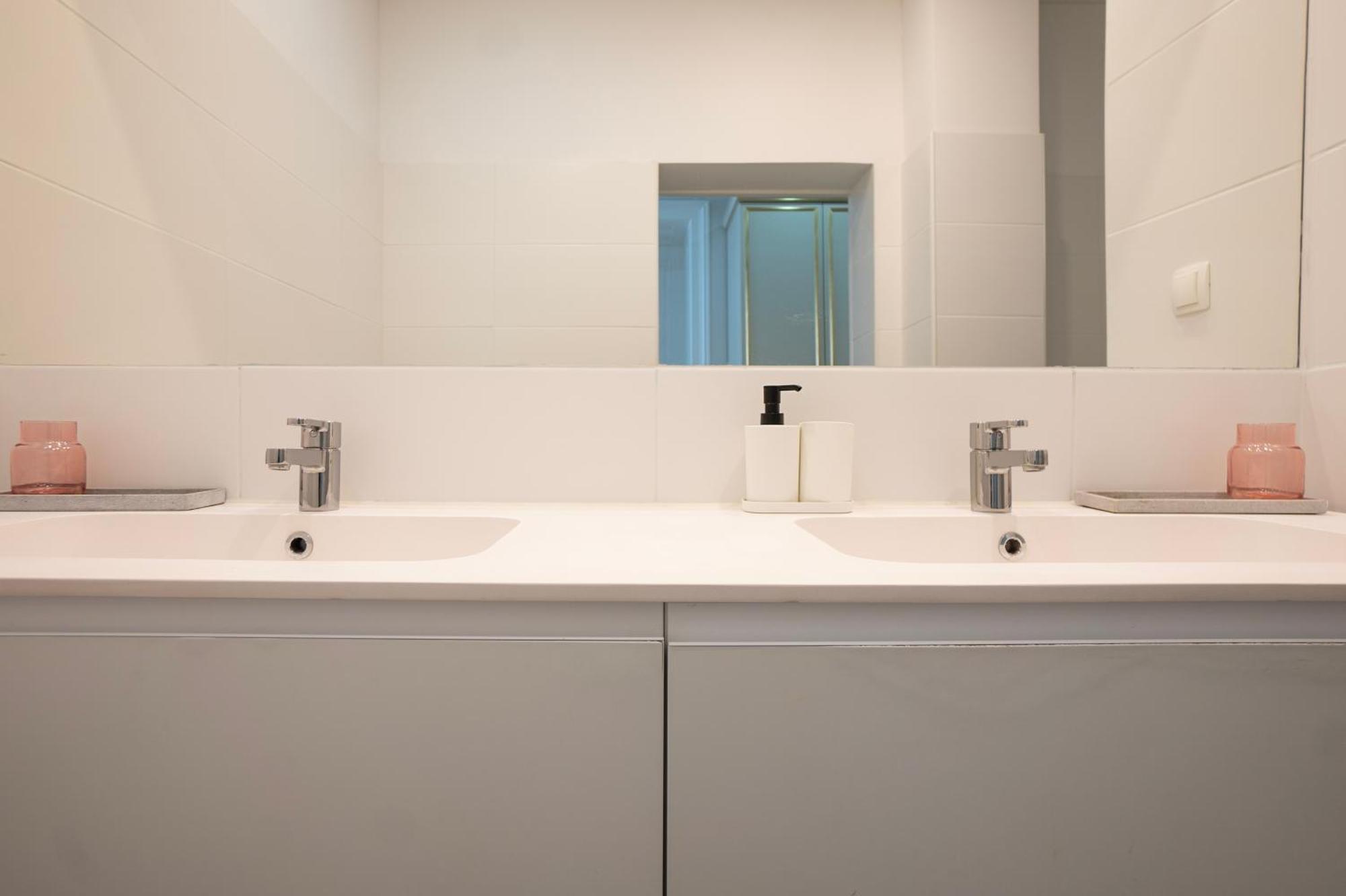 Charming 2-Room Apartment With Balcony, 15 Min To Center Vienna Esterno foto