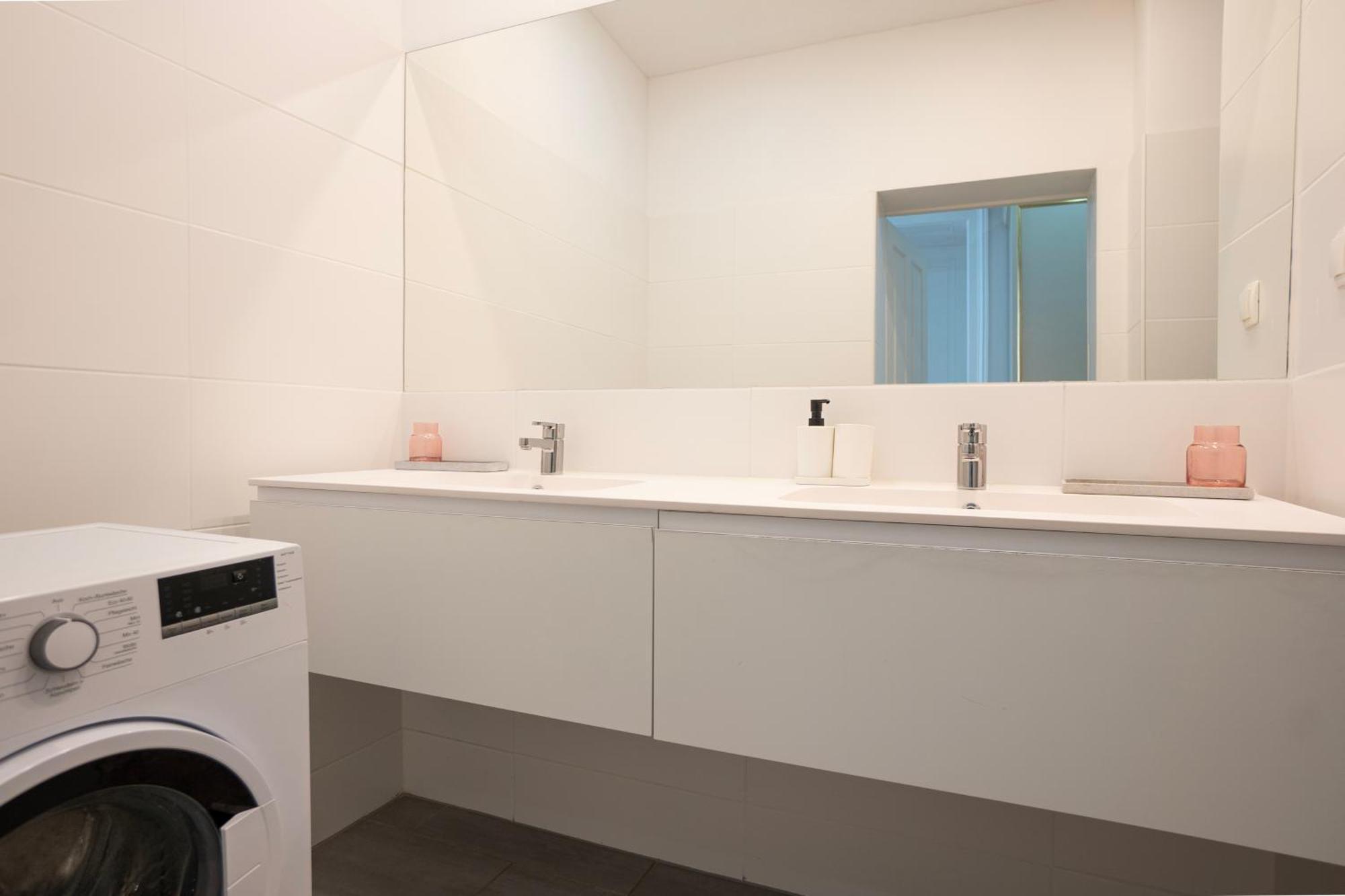 Charming 2-Room Apartment With Balcony, 15 Min To Center Vienna Esterno foto